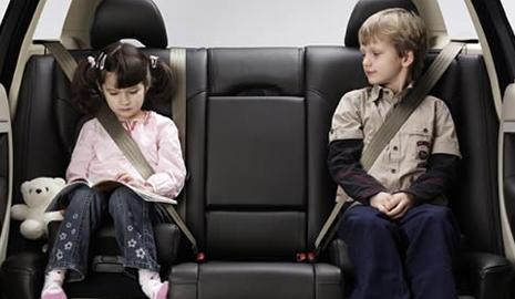 Conoce la guía que ha elaborado la DGT para que los niños siempre vayan seguros en su sillita