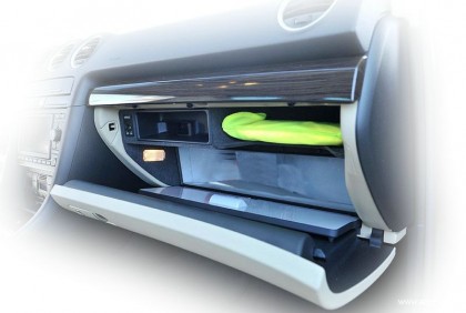 ¿Qué debemos guardar en la guantera del coche?